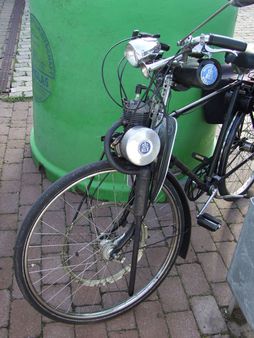 Fahrrad mit Hilfsmotor | Source selbst erstelltes Lichtbildwerk / own 