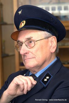 Portraet,Mann,alt,Uniform,Mütze,Brille,Indoor,