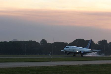 Aerolineas 737 landing