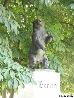 Parque de Berlín. Monumento al oso de Berlín. | Source http://www.