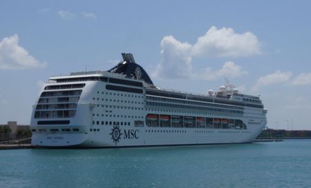 El crucero MSC Opera hizo escala hoy dia 14-Mayo-2010, por primera vez
