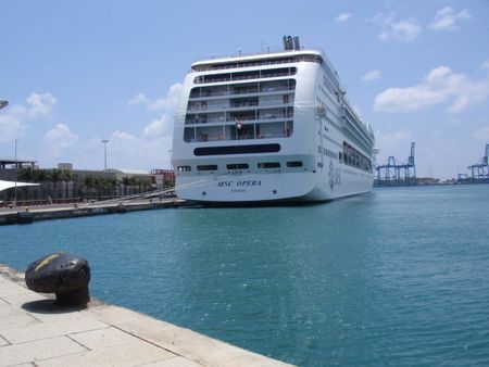 El crucero MSC Opera hizo escala hoy dia 14-Mayo-2010, por primera vez
