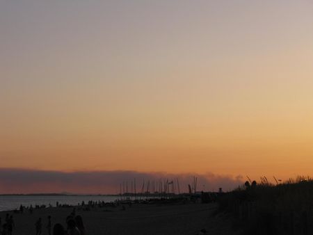 Pluma de humo sobre Isla Cristina