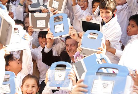 Mauricio Macri entrega una computadora por niño