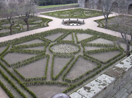 1 Garden in El Escorial, Madrid, Spain. 1 Jardín en El Escorial, Mad