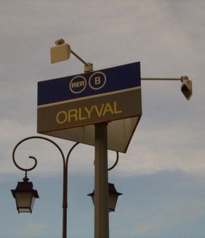Panneau annonçant Orlyval en gare d'Antony | Source Appareil photo |