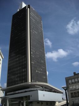 La tour Bretagne et ses 29 étages de bureaux