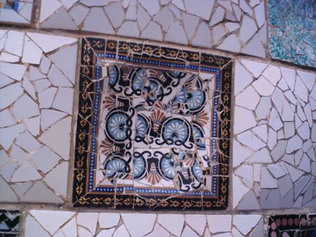 Particolare dei mosaici del Parc Güell.- | Source | Date | Author Ph