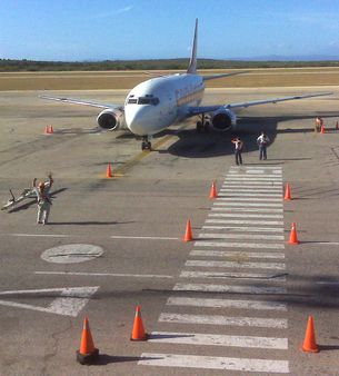 1 Avión de la compañía aérea venezolana CONVIASA, aparcando en el 