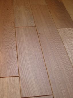 1 Wooden flooring 1 Parquet en chêne massif chanfreiné | Source | Au