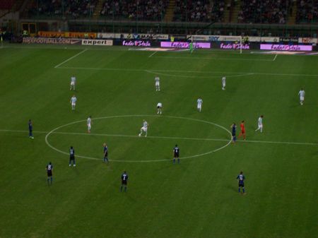 Le fasi iniziali di Inter - Lazio allo stadio Giuseppe Meazza di Milan