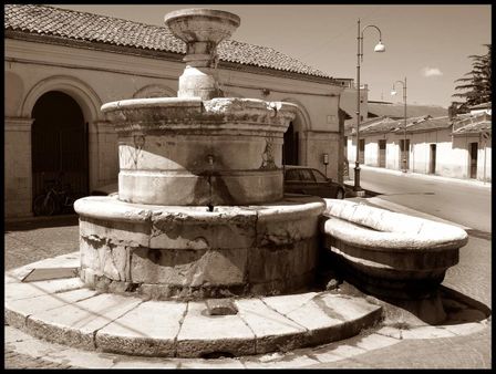 Matera, Basilicata, piazza con fontana in pietra