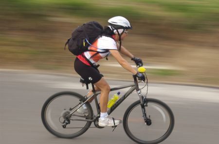 mujer en bicicleta