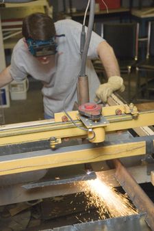 techshop_cnc_plasma_cutter_in_operation