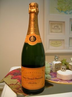 1 Veuve Clicquot bottle - Champagne - France 1 Garrafa de champanhe Ve