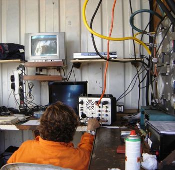 1 técnico en operaciones subacuáticas e hiperbáricas en la sala de