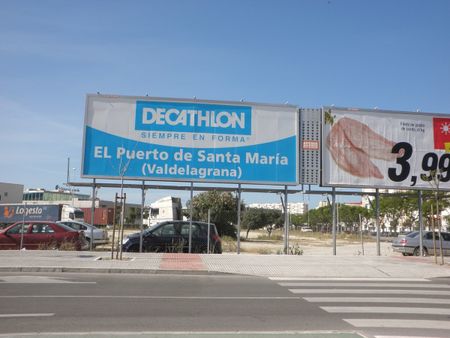 Publicidad Decathlon | Source | Date 2009-05-15 | Author es:User:Emijr
