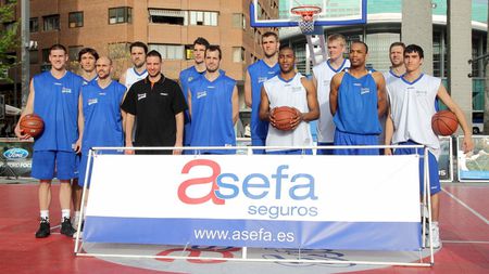 1 Equipo ACB de Asefa Estudiantes, temporada 2010-2011. La foto está