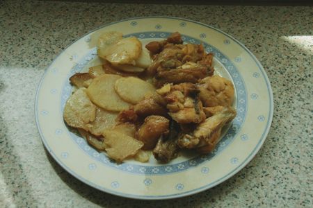 1 Pollo al ajillo (con guanición de patatas panaderas) | Source | Aut