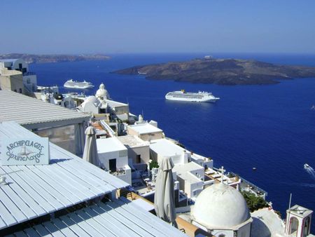 1 Veduta della caldera del vulcano Thera da Fira, capoluogo dell'isola