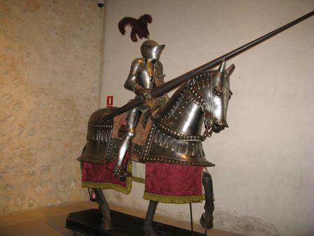 1 Armadura de caballero en la armería del Alcázar de Segovia (Españ