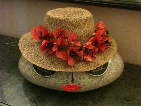 Cappello con papaveri