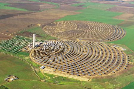 Vista aérea de la Plataforma Solar de Sanlúcar la Mayor con las plan