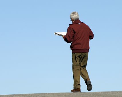 Anciano leyendo
