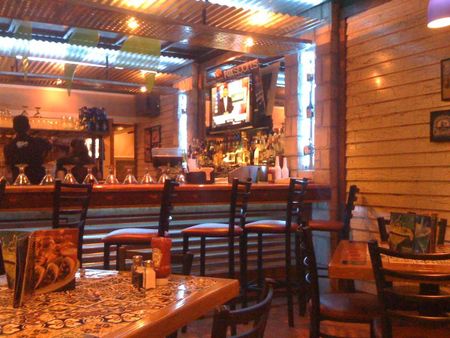 1 The bar and tables in a Chili's reastaurant in Mexico City 1 Barra y
