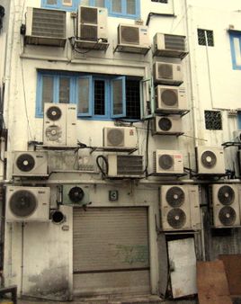 Fachada cada vez más normal en un bloque de pisos