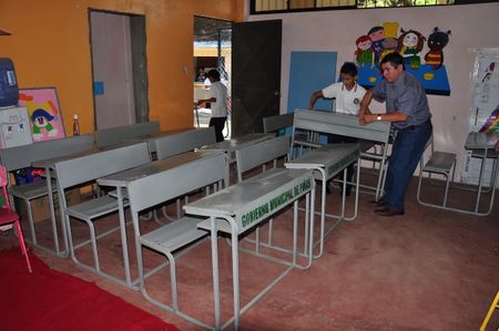 entrega de pupitres en la escuela "Teresa Molina de Muñoz"