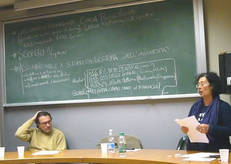Una "bidella" emozionata parla all'università occupata.