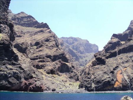 1 Los Gigantes, created by volcanoes | Source | Author RaSlaMa | Dat