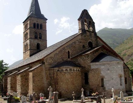 1 Roman Church in Arthies, Vall de Aran, Spain 1 Eglise romane à Arti