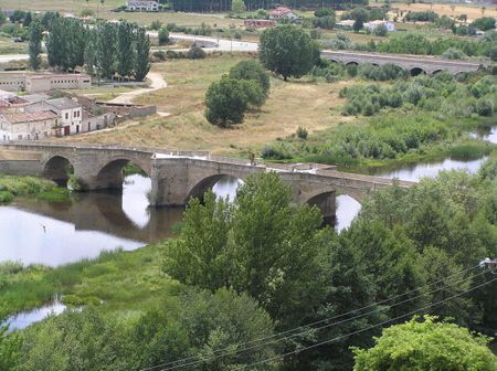 Puente antiguo sobre el río Águeda. Ciudad Rodrigo (Category:provin