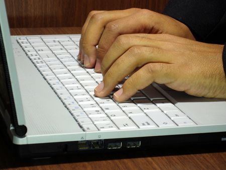 Manos en teclado 20509
