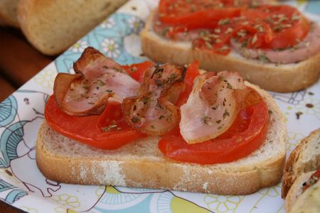 Tosta de bacon y tomate