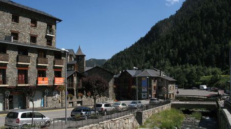 1 The CG-5 road of Andorra desserves Arinsal. 1 La route andorrane CG-