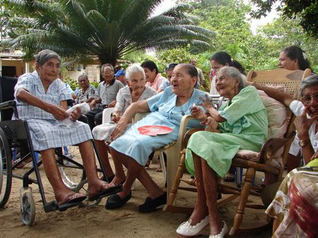 Elderly people of the town in a social event Ancianos del pueblo en un