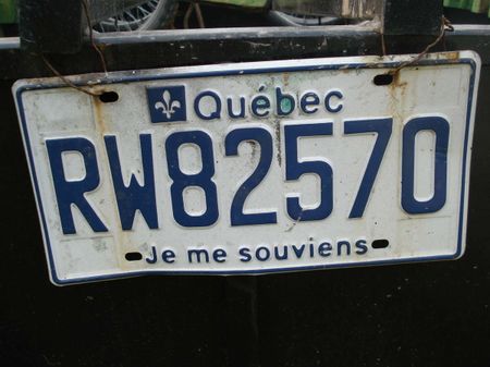 plaque d'immatriculation du Québec comprenant la devise : Je me souvi
