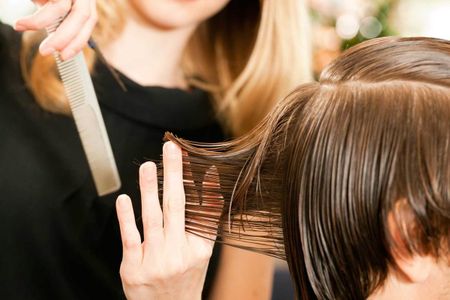 Para aprender peluquería el estudiante debe dominar el uso de diferen
