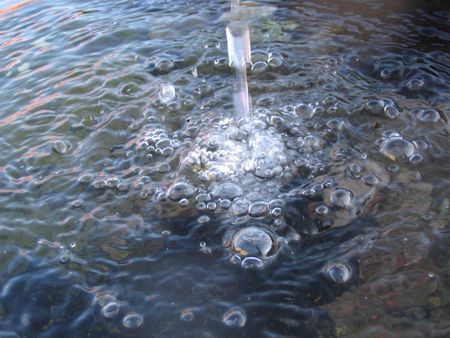 Jeux d'eau dans la fontaine de la mairie d'Allenwiller (Bas-Rhin ) | S