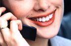 Chargée de clientèle téléphone en souriant