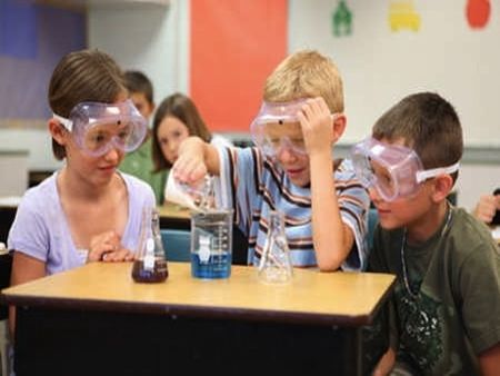 niños realizando experimentos