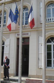 1 Maire de la commune française d'Amenucourt (Seine-et-Oise), devant