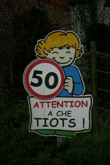 Attention à che tiots ! / Attention aux enfants ! / Be careful, child