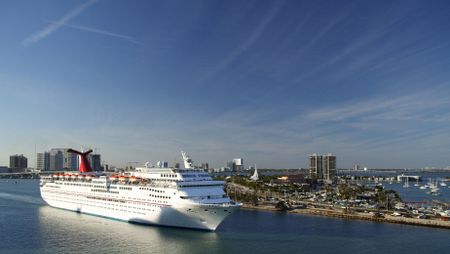 Crucero saliendo de Miami