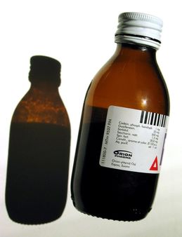 A bottle of Recipect® over-the-counter cough medicine. Pullo reseptit