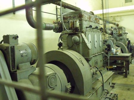 1 Uno de los tres generadores eléctricos del fuerte. | Source | Auth