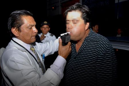 1 Prueba de alcoholímetro a un conductor en Tlalnepantla. | Source R